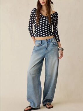 BDG Logan Buckle Barrel Jeans Light Wash Subtle Textured Denim Wide Leg 28